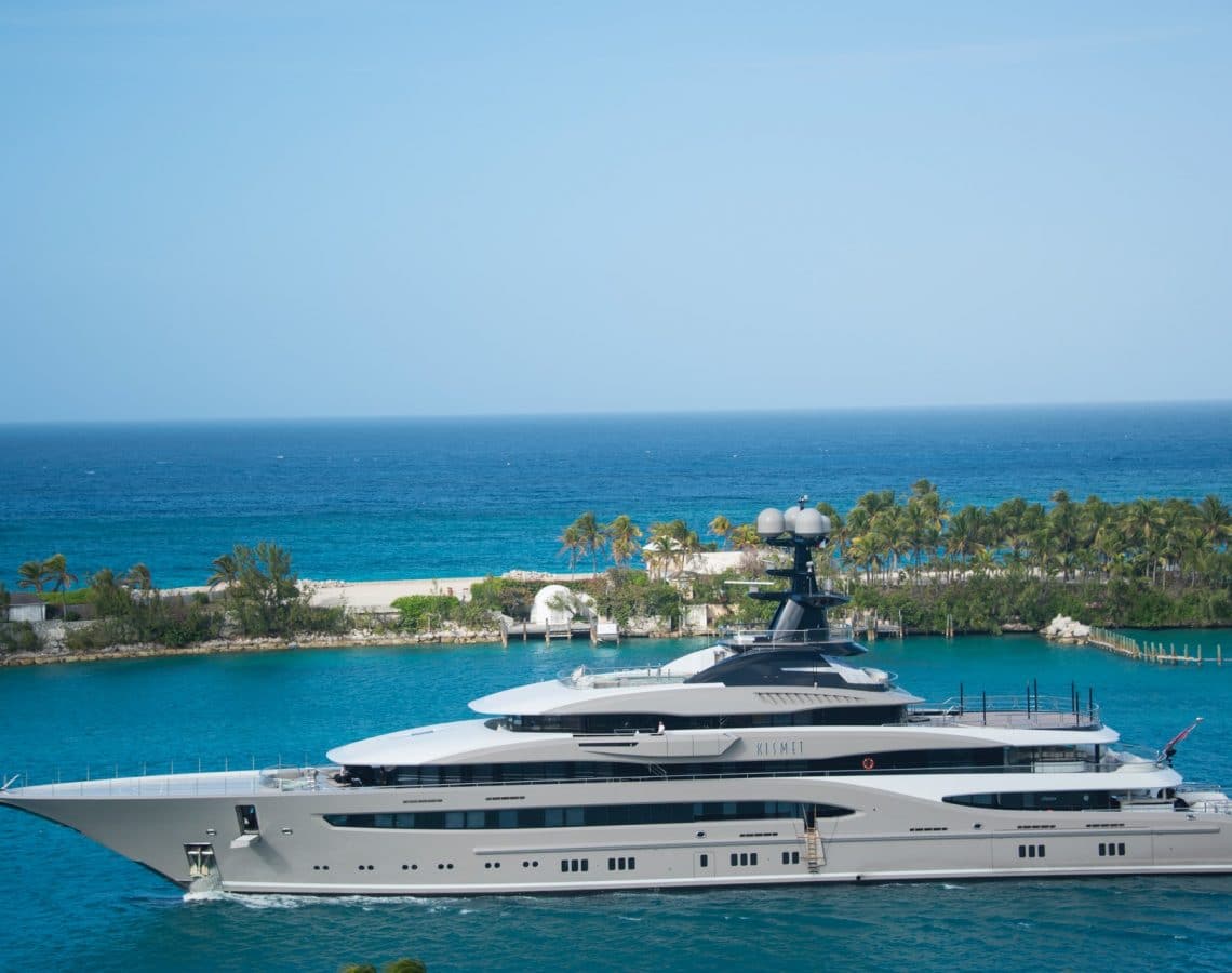 white-and-blue-yacht-on-body-of-water-843633